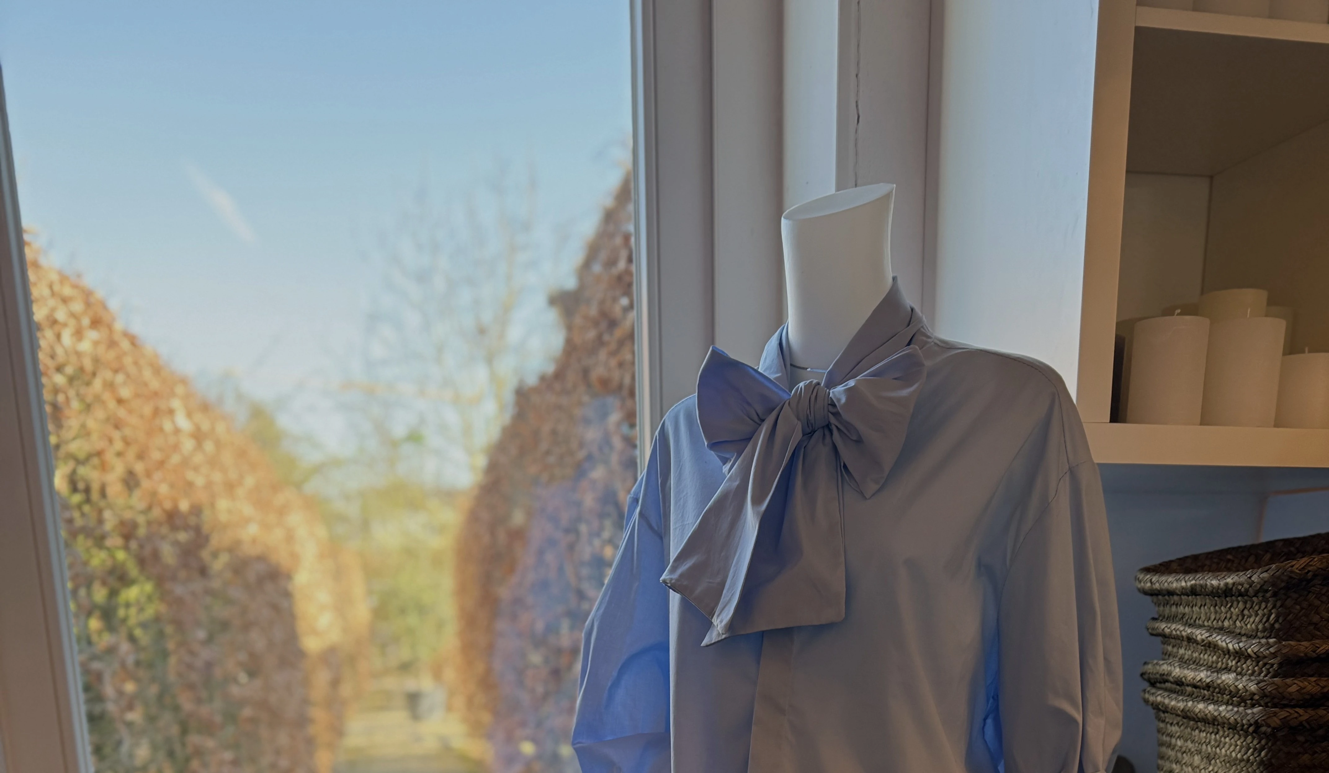 Trendige Damenmode (Foto einer Bluse mit Schleife)